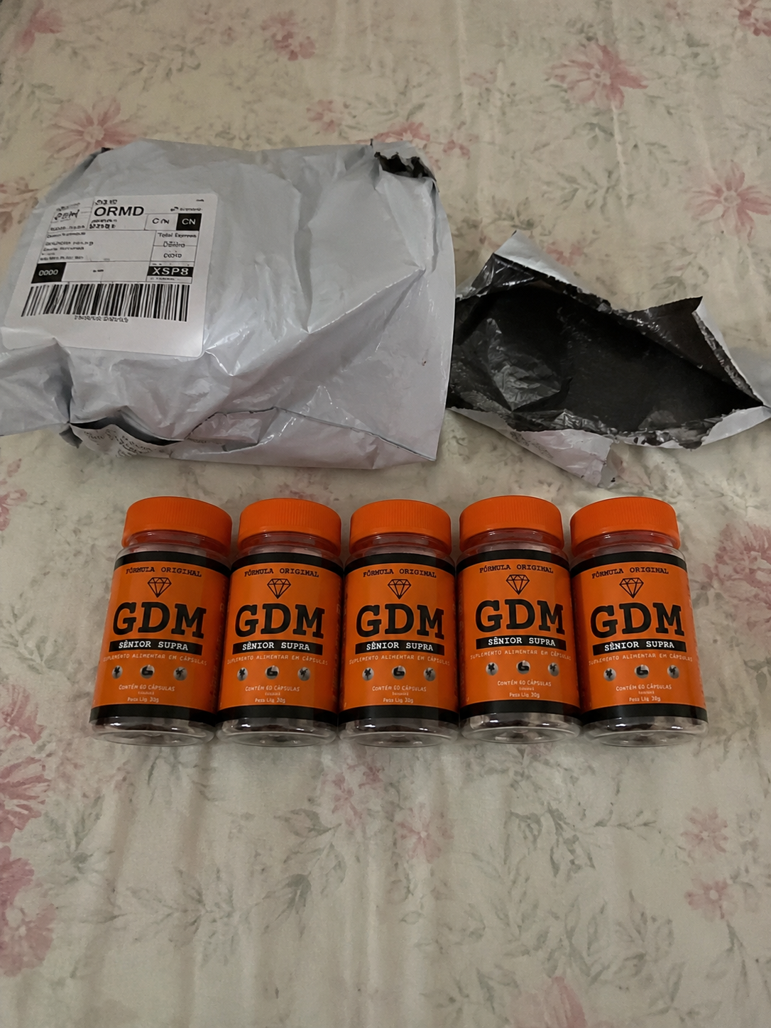 5 potes GDM abertos na cama